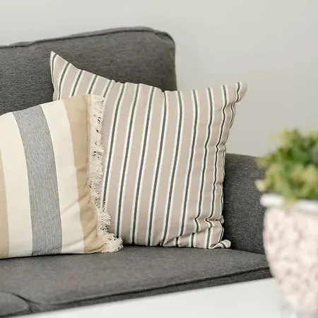 Cozy Sweet Close To Old Town In By Renters